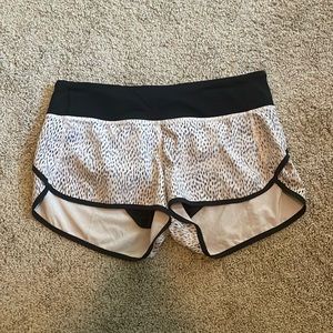 LULULEMON SPEEDUP SHORTS size 6